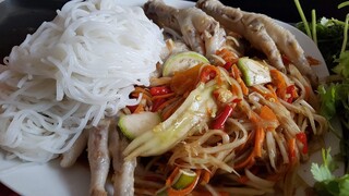 ส้มตำปลาร้าตีนไก่เผ็ดๆแซ่บเวอร์ Spicy papaya salad with Fermented Fish& Chicken feet