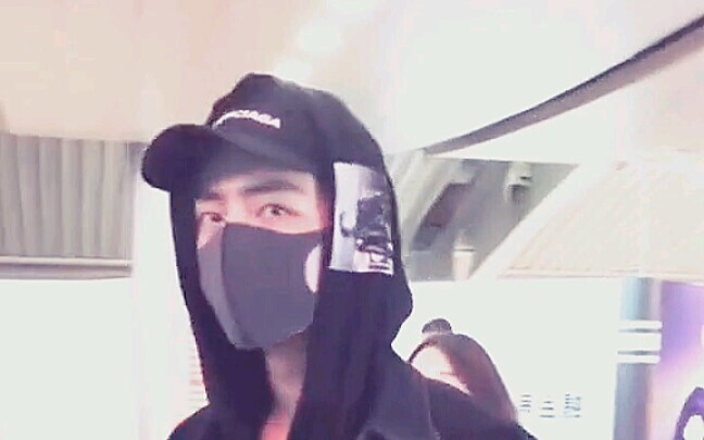 Xiao Zhan—first time I’ve seen it, there’s a hint of “killer intent” in Xiao Zhan’s eyes!