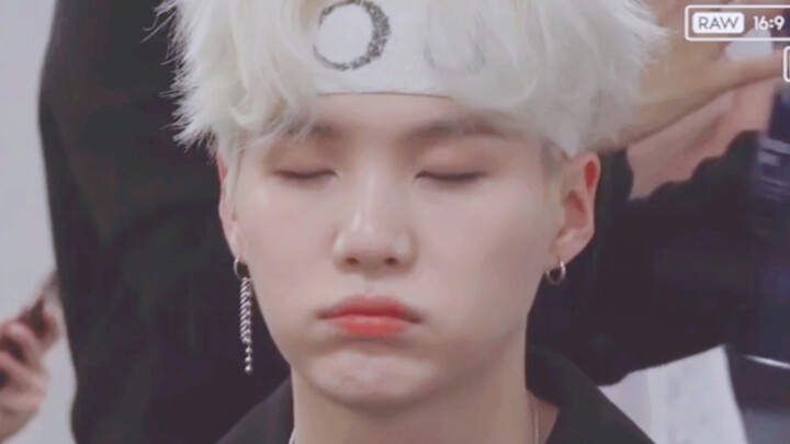 【มินยุนกิ】โอ้โห พอคุณใส่ที่คาดผมแล้ว ก็มีอีกสองหน้าเลยนะ?