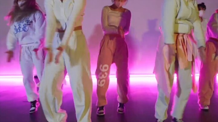 [ALiEN Dance Studio] นี่ไม่ใช่ท่าเต้น Get Into It ทั่วๆ ไป