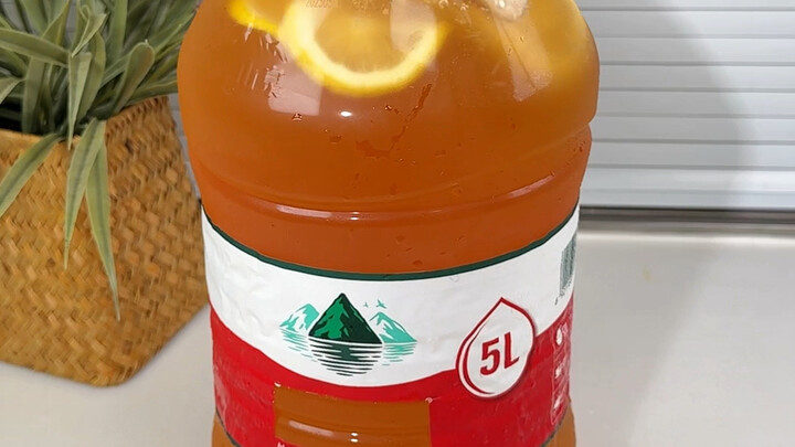 I've been using this lazy method for making "iced black tea" for many years now—it's neither bitter 