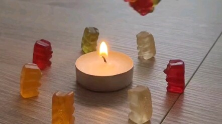 Những viên kẹo dẻo gấu con đang tiến hành một nghi lễ tà ác nào đó…………