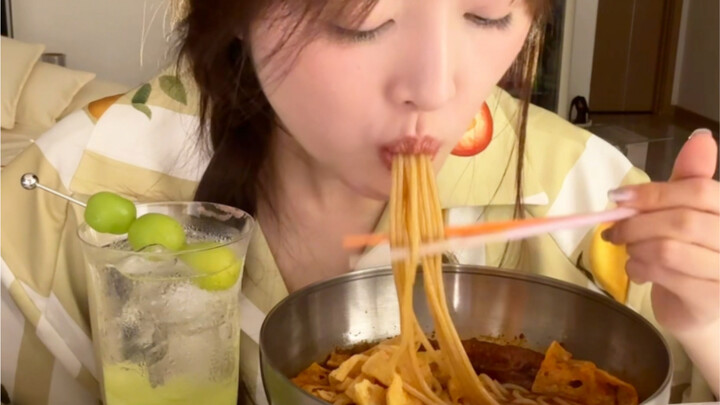 “Nhật ký xả stress” Tối một mình ở nhà uống rượu