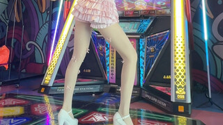 Rok kue kecil yang manis, sutra pita, stiletto putih untuk menari cinta!