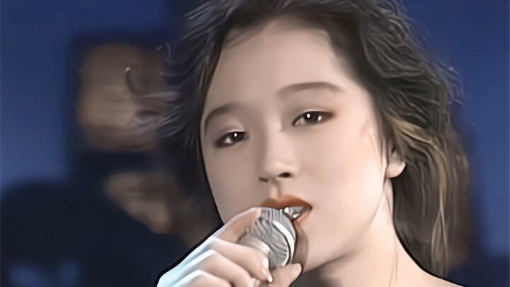 نجمان من عالمي الغناء الصيني والياباني، حملا لواء الجمال في مشهدين معًا! كيف يتناسب جمالهما وكاريزما