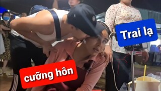 DIVA Cát Thy bị Trai đẹp cưỡng hôn tại tiệm Bánh tráng trộn