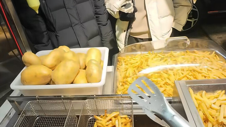 منظور الشخص الأول: قلي البطاطس المقلية.. لماذا هذا الشاب في عجلة من أمره؟