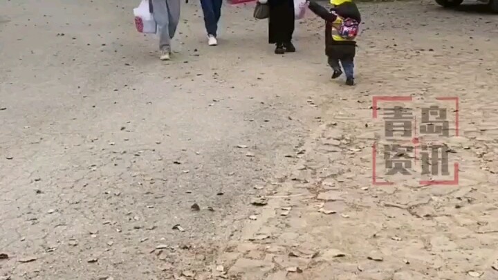 خرج الطفل مع المعلمة للتنزه، فخلط بين الأخت الصغيرة بالملابس السوداء وأمه. في النهاية، شعرت الفتاة ا