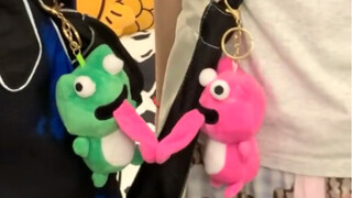 انظر إلى دلايات الأزواج الخاصة بي! كم هي مضحكة هههه