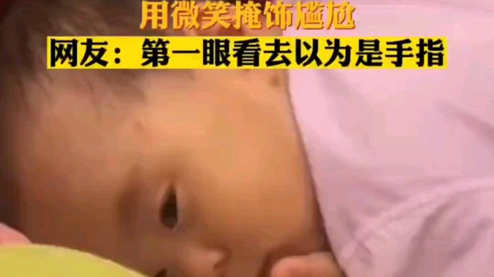 เบบี๋นอนคว่ำเลียปลายนิ้วเท้า ช่วงเวลาอึดอัด แต่ก็ยิ้มรับอย่างสบายๆ ไร้อาย