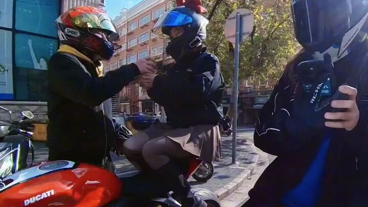 هل تخلص الجميع من العزوبية؟ (سأتفاخر أولاً بحبيبي!) #دوكاتي_في2 #راكبة_دراجة_نسائية #زوجان_على_الدرا