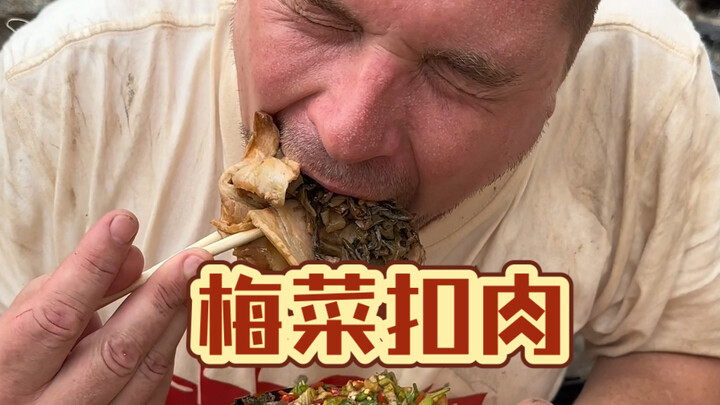 เร่อเกอชาวอเมริกันทำหมูสามชั้นราดผักดองจานยักษ์ในกระทะใบใหญ่ หอมฟุ้งชวนหิวสุดๆ!