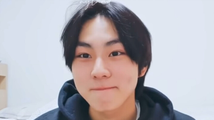 Karena kakak lagi di luar, jadi si bayi Zhenyuan yang malu-malu nggemesin itu nggak berani wink nih!