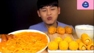 Mukbang mì xúc xích và đùi gà #anngon