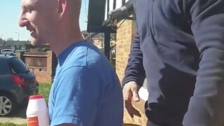 两个好兄弟的“鸡蛋挑战”...这么一颗又大又圆的光头，不玩点东西可惜了