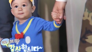 "William" tumbuh semakin besar sambil bergandengan tangan dengan ayahnya.