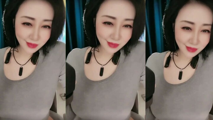 妩媚动人的眼神，婀娜丰腴的身材