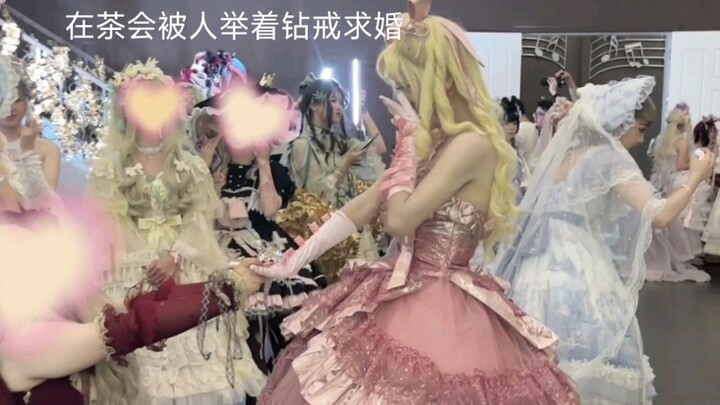 للمرة الأولى أشارك في حفل شاي الأميرات، وإذا بي أُطلب للزواج من أخت جميلة تحمل خاتم ماس كبير! ما أسع