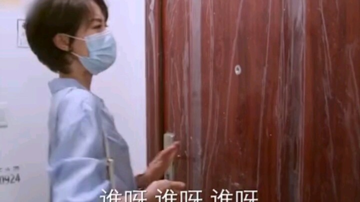 لمعالجة جارٍ سيئ الأخلاق كهذا، ما تحتاجه حقًا هو حماة مثل هذه!