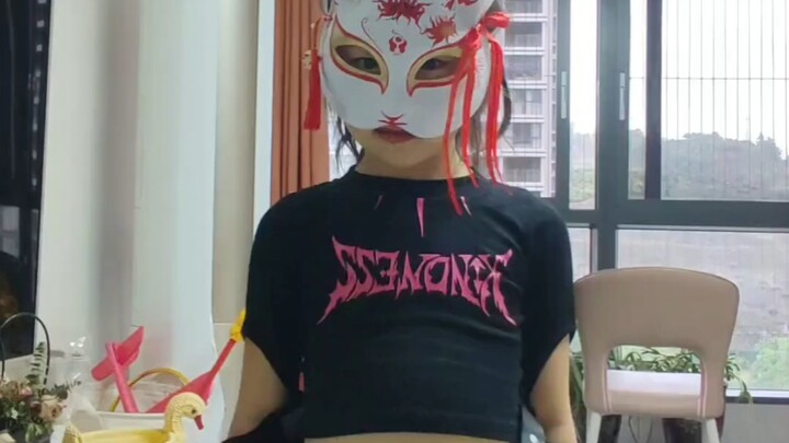 مجموعة مقاطع فيديو لفتاة صغيرة ترقص