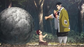 炭治郎和岩柱逆天的每身高比，还没一半高吧，不愧是巨人和矮子...