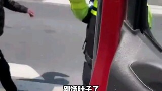 江苏无锡高速滞留，交警暖心送盒饭。在江苏没有外地人，只有中国人！！！