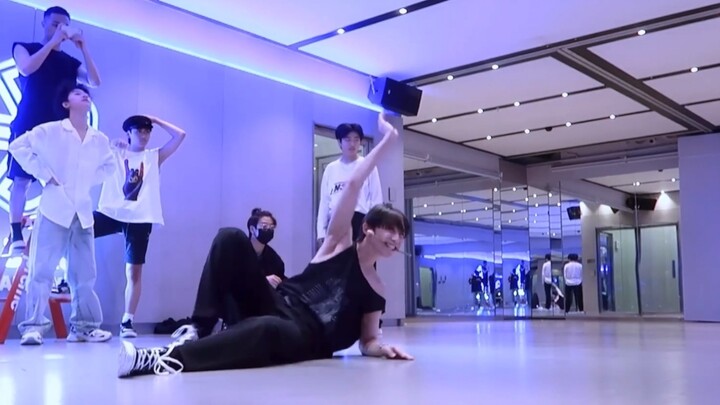 Who wouldn’t say it’s awesome when seeing these six people and six colors?