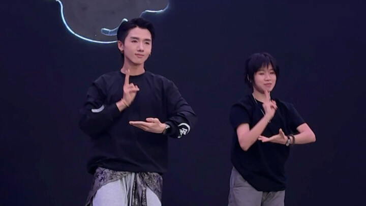 Mengikuti kelas Guru Yu’er (-_^) #Koreografi oleh Yu Er