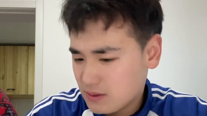 ลองเดาดูว่าพ่อกำลังแปรงฟันอะไรอยู่?