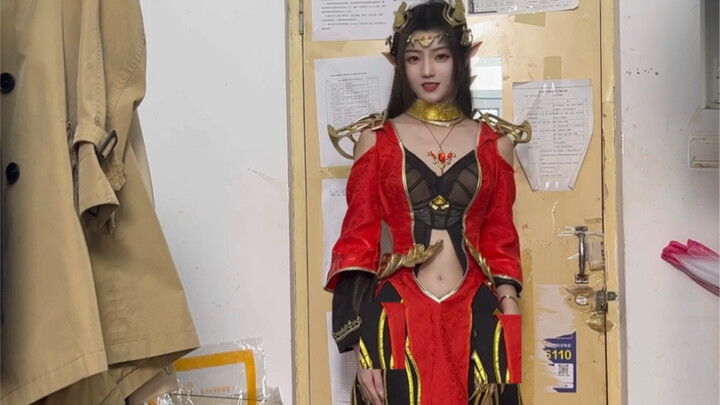 Cô nàng ngọt ngào hóa thân thành Medusa?