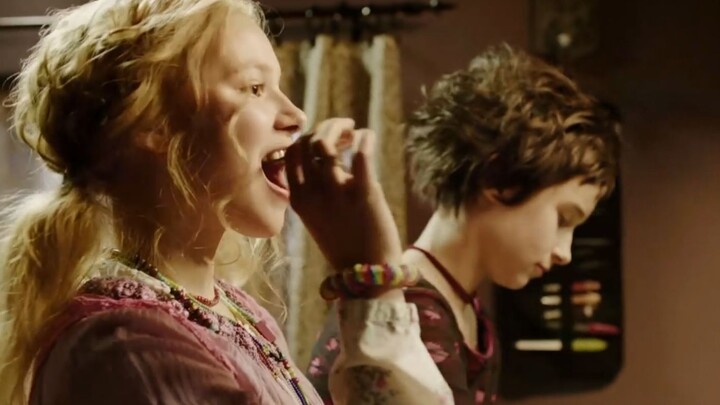 Kakak beradik kembar harus mengasah gigi taring mereka dan mengoleskan tabir surya tebal setiap hari