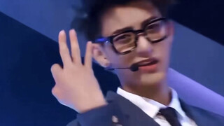 سأموت من الضحك! من قال إنه تمت عملية تبديل له عند الجمارك!