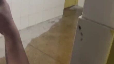 Nhà vệ sinh nổ rồi