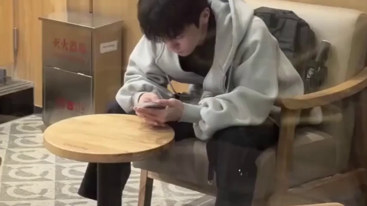 Bawang Tea Table: "Versatile College Guy" and "Energetic Young Man" Through the Eyes of a Store Cler