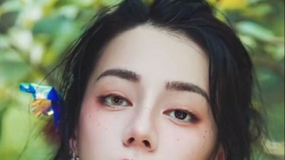 A photography teacher released an old side-shot photo of Dilraba Dilmurat. I hope we can work togeth