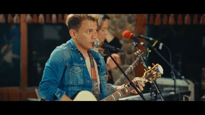 Jeepney (Live at The Cozy Cove) - Sponge Cola