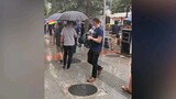 Wartawan media asing mewawancarai orang-orang Tiongkok di depan konsulat Chengdu, dan reaksi orang-o