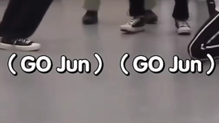 Adegan ini benar-benar bikin aku ngakak sampai mau mati.