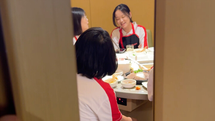 ก็สงสัยอยู่ว่าทำไมกินข้าวอยู่ตั้งนาน ที่แท้ก็ไปร้องเพลงมันส์อยู่ข้างในนั่นเอง