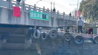 Saya pikir master ini akan melompat ke jembatan dan melompat dari satu ujung jembatan ke ujung lainn