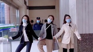 后面的保安大叔也跟着动起来啦