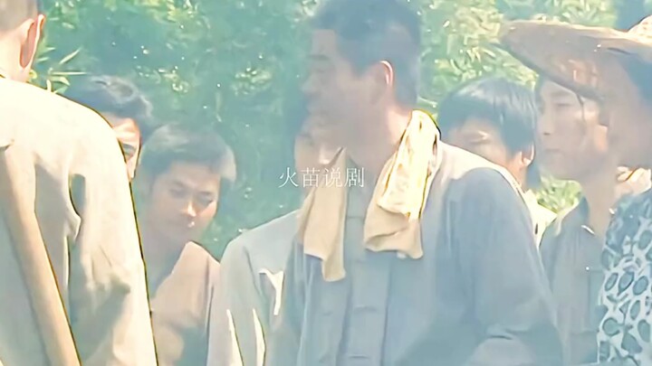Fugui led the villagers in a massive steel-making drive, but was吓得魂飞魄散 by a loud bang.