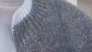 Saat sang istri sedang membayar, sang suami mengeluarkan pistol mainan dan menolak untuk membelinya,