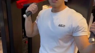 男娘整治月抛健身房体育生肌肉男...