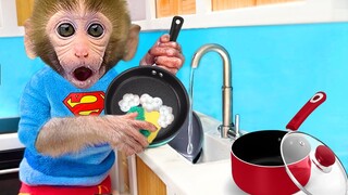 Monkey Bany Bon Bon eats black noodles and bathes with the puppy in the toilet