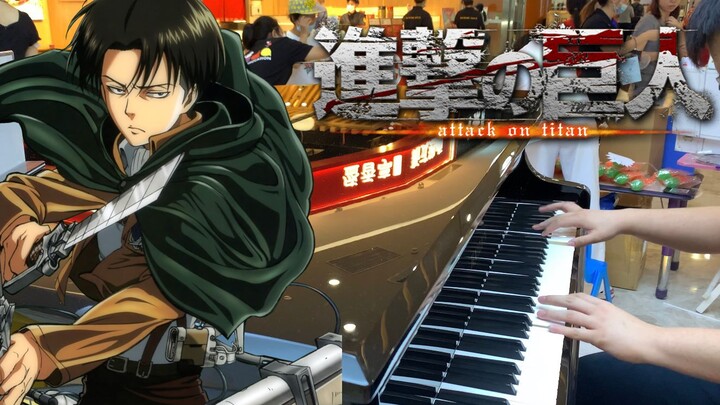 [Street Piano] When the Fat Man plays the Red Lotus Bow and Wings of Freedom in the mall (Attack on 