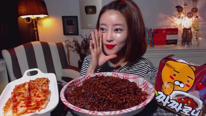 [Mukbang] Jajangmyeon instan, makan dengan suapan besar, suaranya menggiurkan!