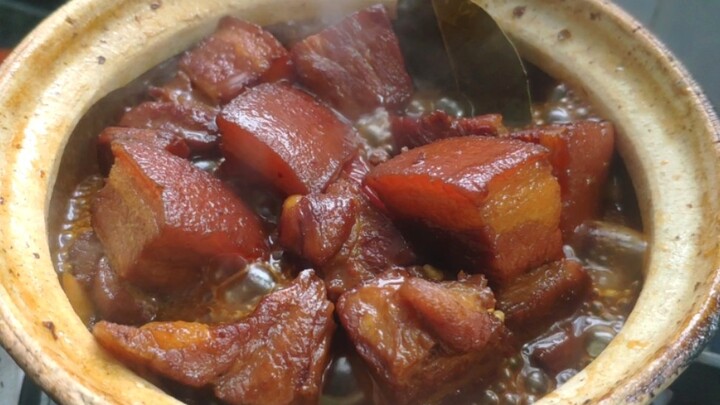 The rich lady personally cooked braised pork in a pot and ate it.