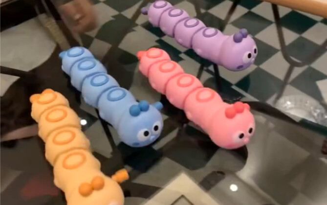 Mainan ulat bulu yang dibeli pacar boleh aku mainkan seharian!