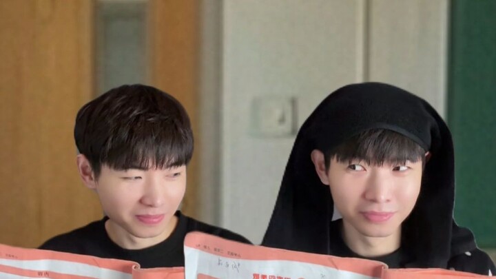 เมื่อเปิดเทอมกับเพื่อนร่วมห้องหาคู่รักมาเรียนแทน